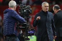 FA vào cuộc điều tra, HLV Mourinho đối diện với án cấm chỉ đạo