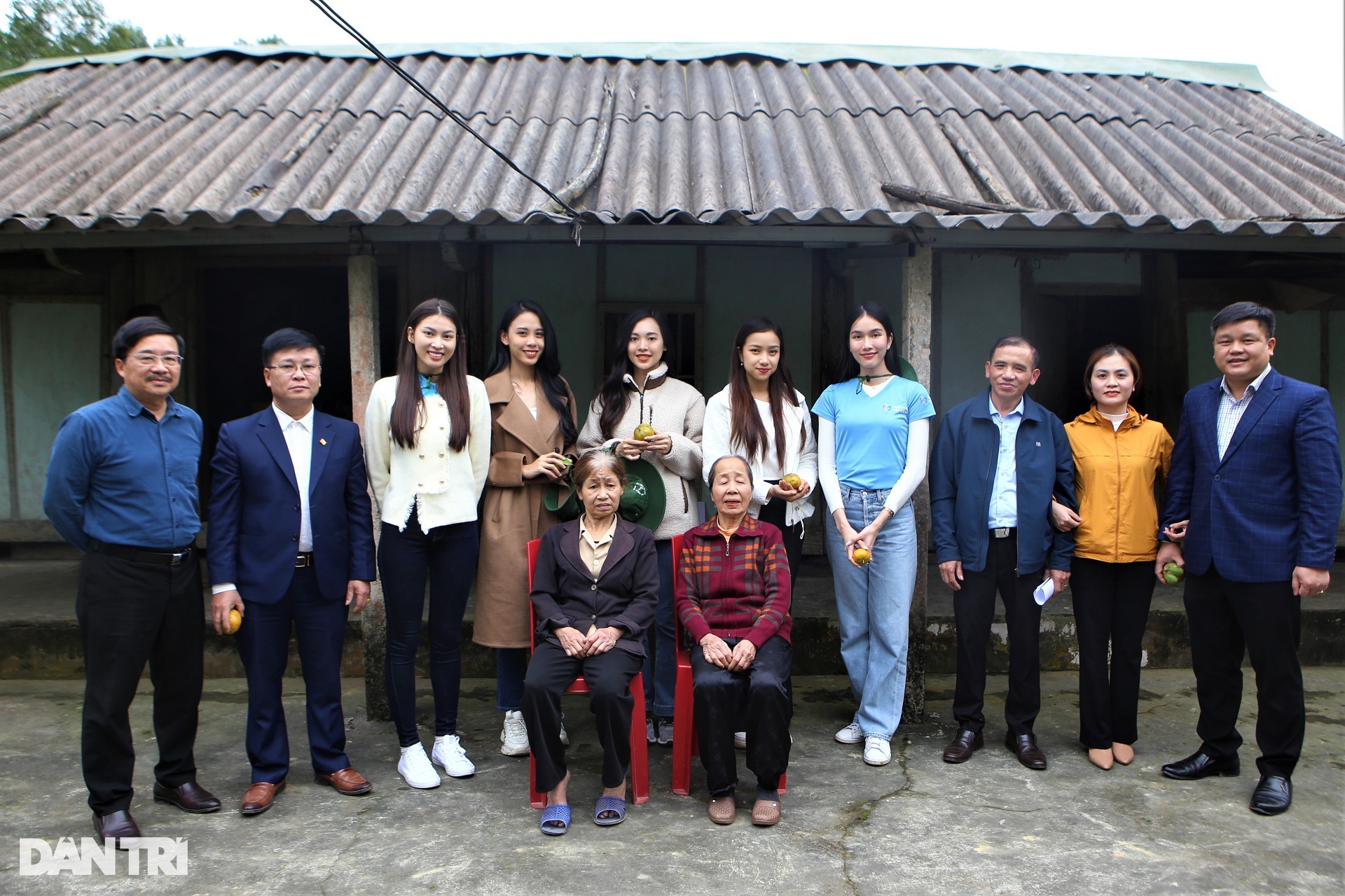 Dàn Hoa hậu, Á hậu thăm nơi 10 nữ thanh niên xung phong hóa thành bất tử - 11 Dàn Hoa hậu, Á hậu thăm nơi 10 nữ thanh niên xung phong hóa thành bất tử - 11