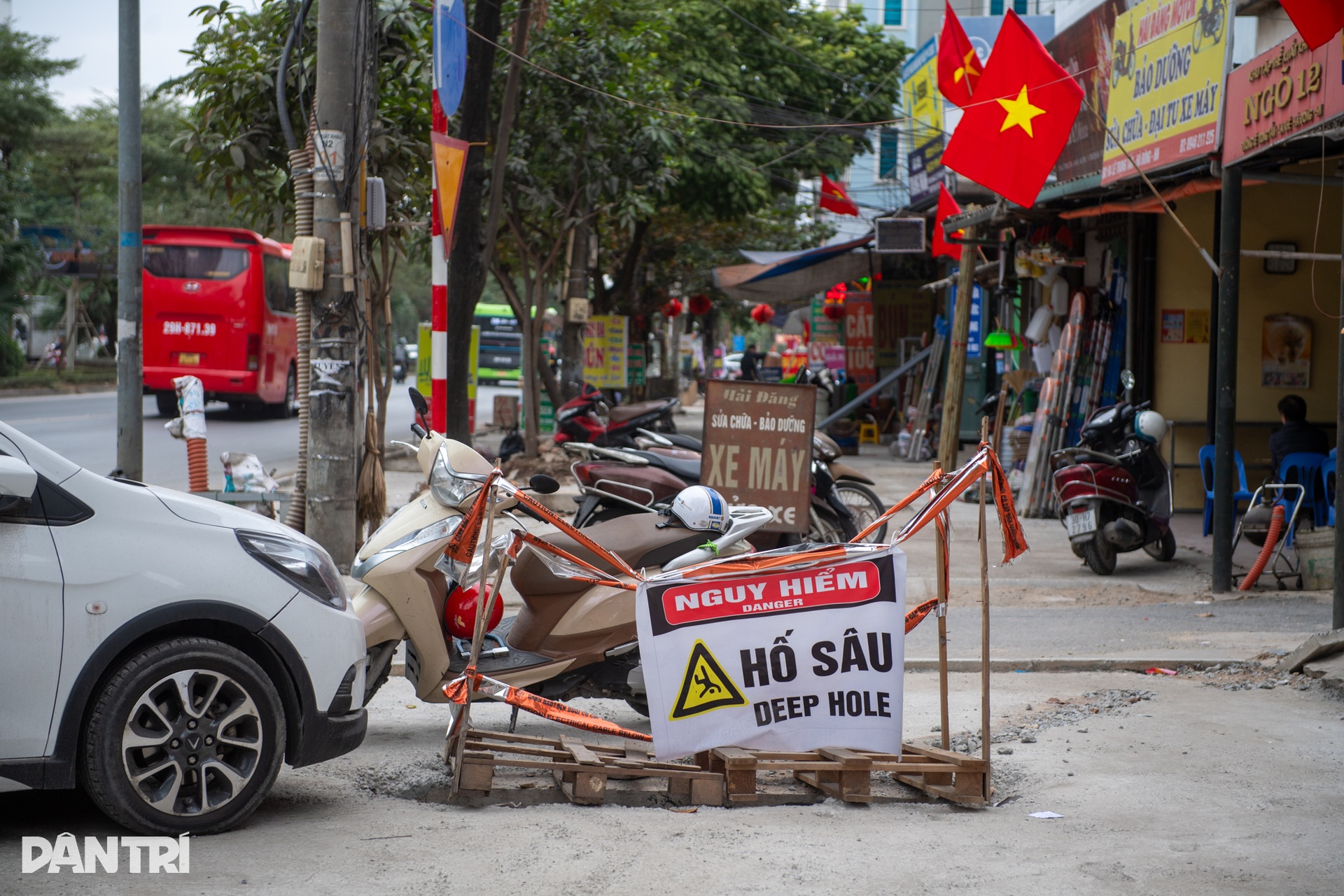 Vỉa hè ở Hà Nội bị xới tung những ngày cuối năm - 5 Vỉa hè ở Hà Nội bị xới tung những ngày cuối năm - 5