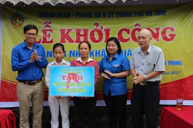 Cô học trò nghèo xúc động đón “Ngôi nhà khăn quàng đỏ”