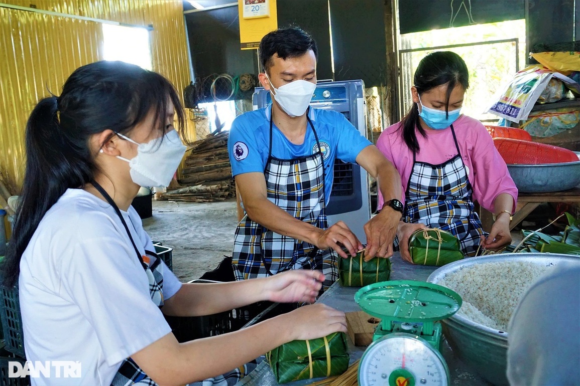 Chuyện ông Hai trời, hơn 20 năm đưa hương vị Tết đi khắp Việt Nam - 15 Chuyện ông Hai trời, hơn 20 năm đưa hương vị Tết đi khắp Việt Nam - 15