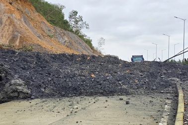 Bùn đất sạt, trượt chắn ngang đường vành đai nghìn tỷ ở Đà Nẵng
