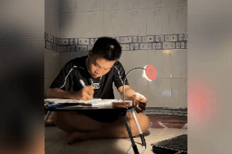 Chàng trai “không muốn làm công nhân cả đời”, dậy 4h mỗi ngày học ngoại ngữ