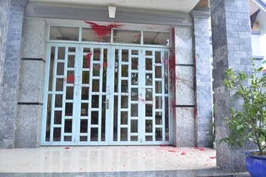 Cả gia đình sống trong sợ hãi vì bị “khủng bố” bằng sơn và mắm tôm