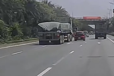 Chuyển làn bất cẩn, xe container đâm lật ô tô con