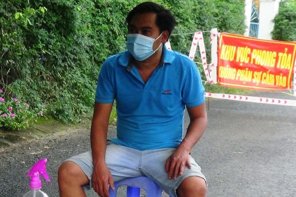 Trốn khỏi khu phong tỏa mua rượu, nam thanh niên bị đề nghị phạt 7,5 triệu - 1 Trốn khỏi khu phong tỏa mua rượu, nam thanh niên bị đề nghị phạt 7,5 triệu - 1