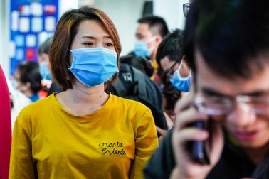 Hành khách vạ vật chờ bay ở sân bay Phú Bài