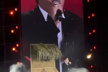 Tùng Dương hát "Nỗi đau giữa hòa bình" trong đêm nhạc ở Hà Nội