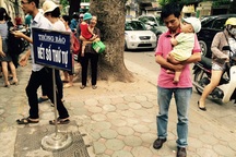 Hà Nội: Chen lấn xếp hàng chờ tiêm vắc xin 5 trong 1 dịch vụ