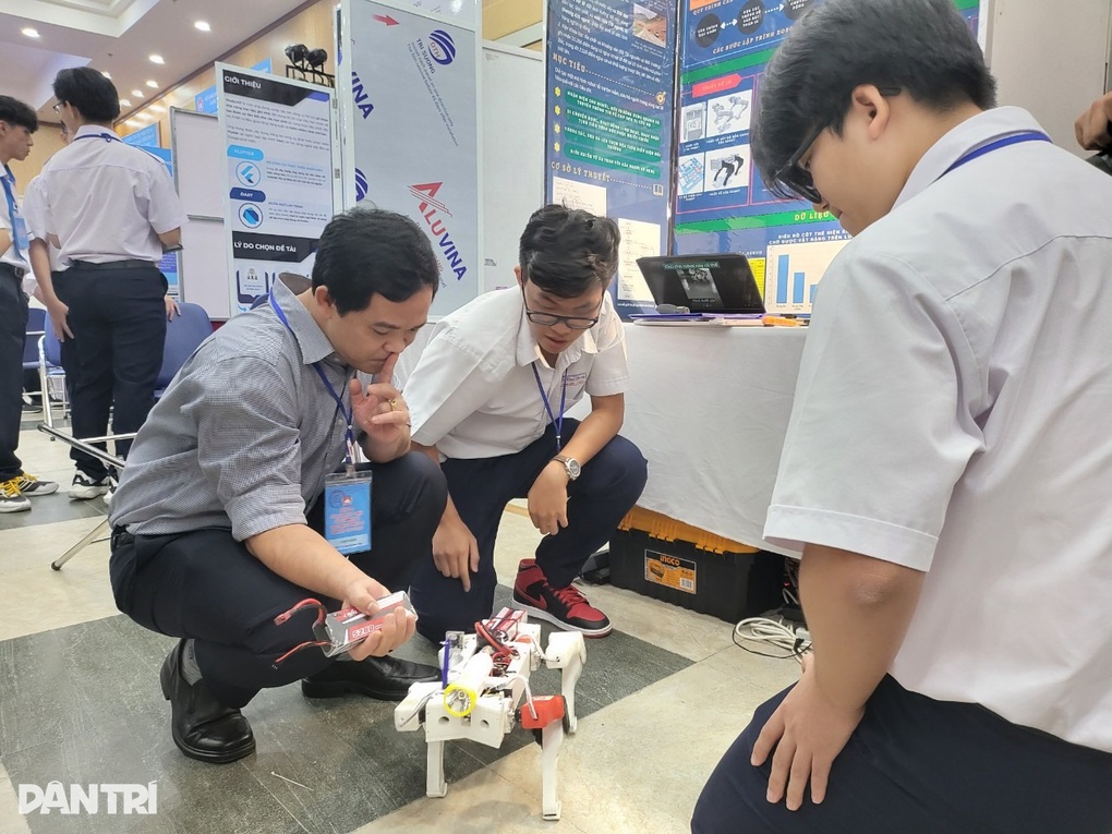 TPHCM chi gần 14 tỷ đồng để khen thưởng học sinh, giáo viên giỏi - 2 TPHCM chi gần 14 tỷ đồng để khen thưởng học sinh, giáo viên giỏi - 2