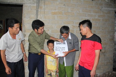 Hơn 36 triệu đồng đến với người cha ốm đau nuôi 2 con bệnh tật