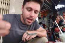 Khách Tây điển trai thích thú thử ăn cháo lòng bình dân của Việt Nam