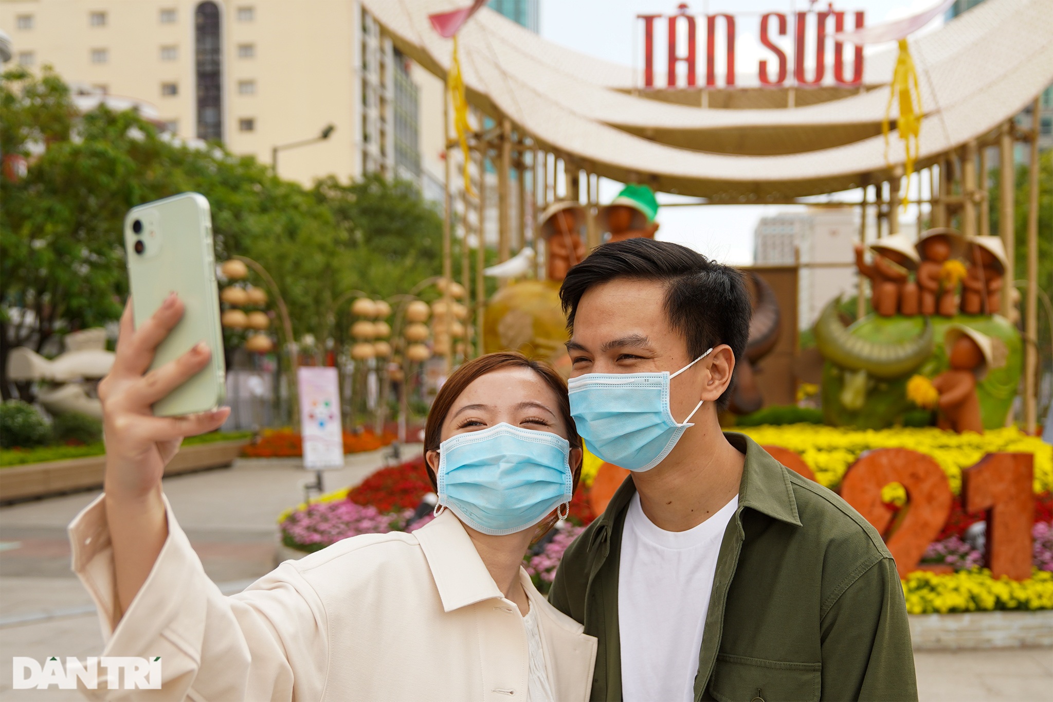 Người Sài Gòn đo thân nhiệt, đeo khẩu trang check-in đường hoa Nguyễn Huệ - 7 Người Sài Gòn đo thân nhiệt, đeo khẩu trang check-in đường hoa Nguyễn Huệ - 7