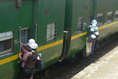 Long đong phận hàng rong nhảy tàu