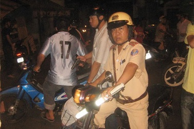 Hàng trăm xe "bão" đêm lẫn ngày 