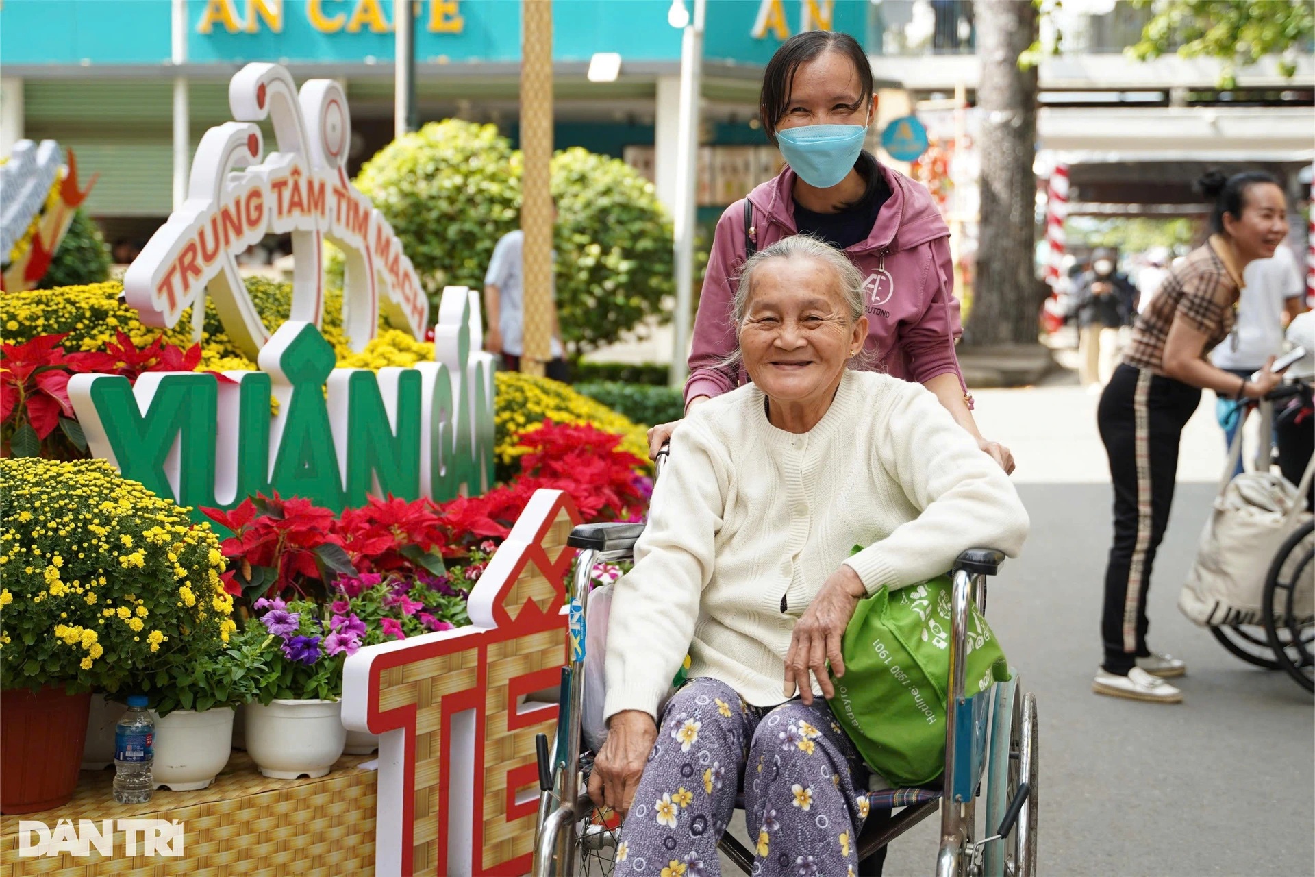 Xuân đã về ở Bệnh viện Chợ Rẫy - 6 Xuân đã về ở Bệnh viện Chợ Rẫy - 6