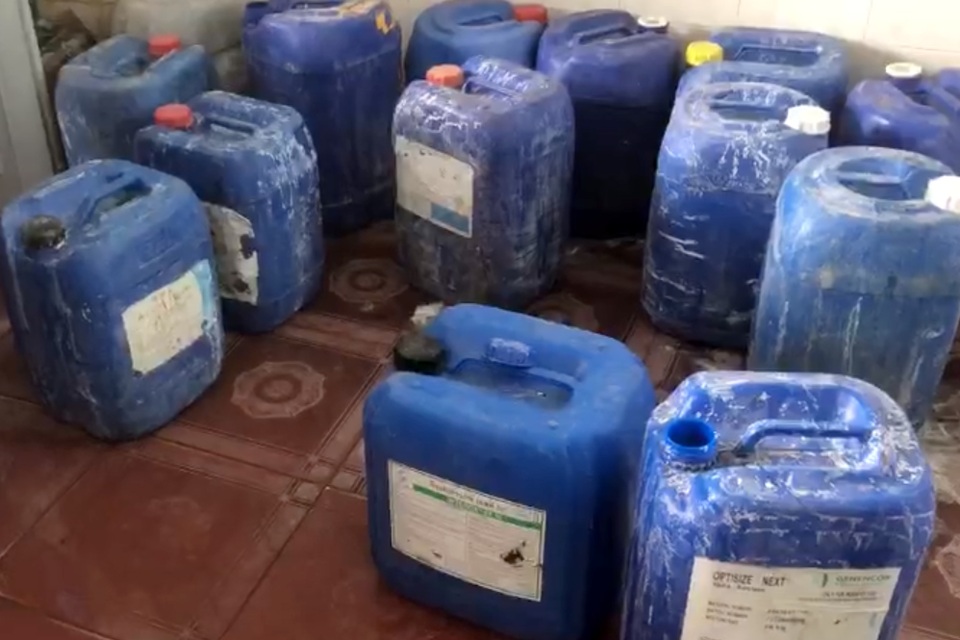 Cảnh sát đột kích cơ sở ngâm hóa chất công nghiệp để ốc bươu tăng kí - 2 Cảnh sát đột kích cơ sở ngâm hóa chất công nghiệp để ốc bươu tăng kí - 2
