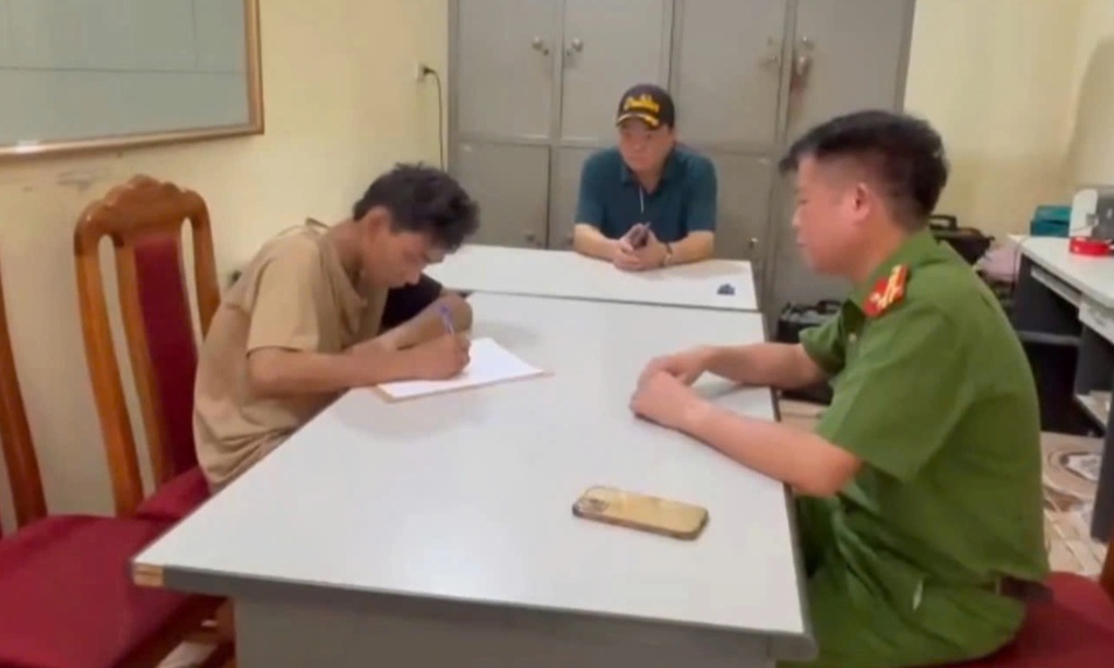 Nghi phạm giết người ở Sơn La liên tục dọa tự sát khi bị công an vây bắt - 3 Nghi phạm giết người ở Sơn La liên tục dọa tự sát khi bị công an vây bắt - 3