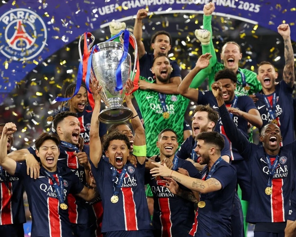Biển người chào đón các cầu thủ PSG ăn mừng chức vô địch Champions League - 10 Biển người chào đón các cầu thủ PSG ăn mừng chức vô địch Champions League - 10