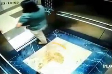 Người phụ nữ che camera nghi tiểu bậy trong thang máy chung cư Hà Nội gây bức xúc