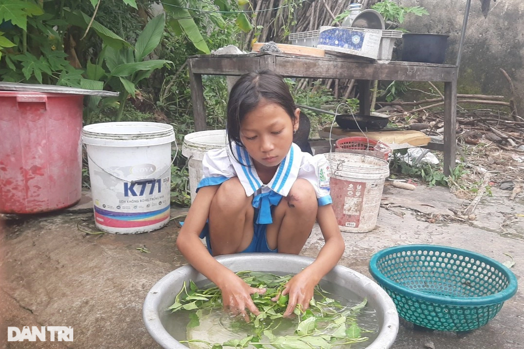 Bố mẹ bỏ đi, 3 đứa trẻ nheo nhóc sống với bà ngoại gần 70 tuổi - 3 Bố mẹ bỏ đi, 3 đứa trẻ nheo nhóc sống với bà ngoại gần 70 tuổi - 3