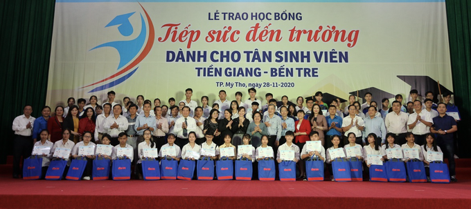 Trao học bổng “Tiếp sức đến trường” cho 70 tân sinh viên Tiền Giang và Bến Tre - Ảnh 1.