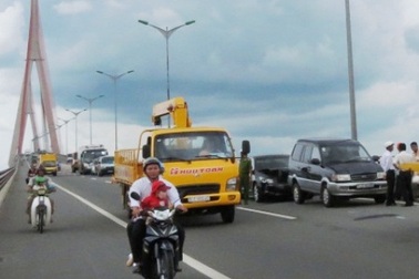 Nhiều ôtô đâm nhau liên hoàn trên cầu Cần Thơ