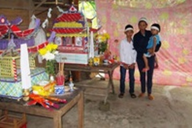 Bố mẹ tử nạn, hai đứa trẻ mịt mờ tương lai