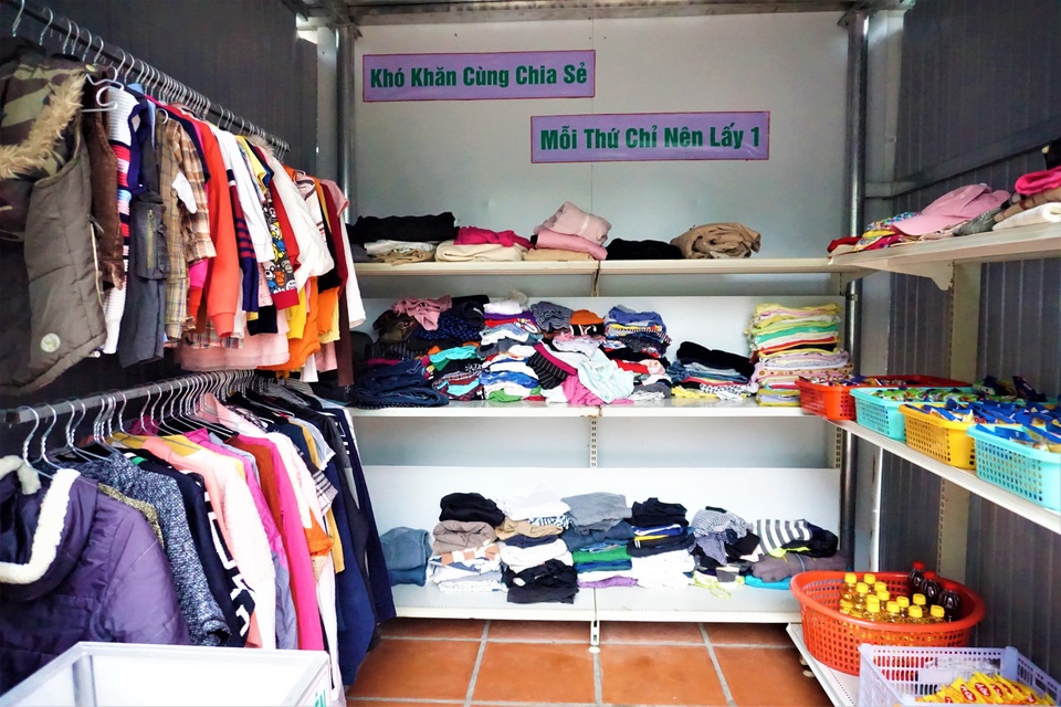 Ấm lòng gian hàng miễn phí cho người lao động nghèo - 2 Ấm lòng gian hàng miễn phí cho người lao động nghèo - 2