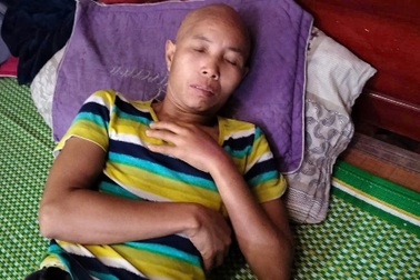 Người phụ nữ mắc ung thư nuôi mẹ già bệnh tật, mơ bữa cơm có thịt