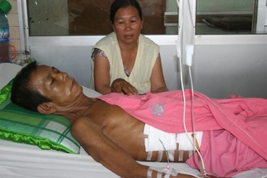 Cha nguy kịch trên giường bệnh, 4 con thơ nheo nhóc