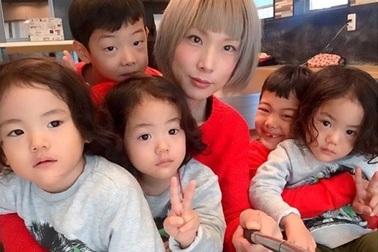 Bộ ảnh dễ thương của bà mẹ 5 con hot nhất Nhật Bản
