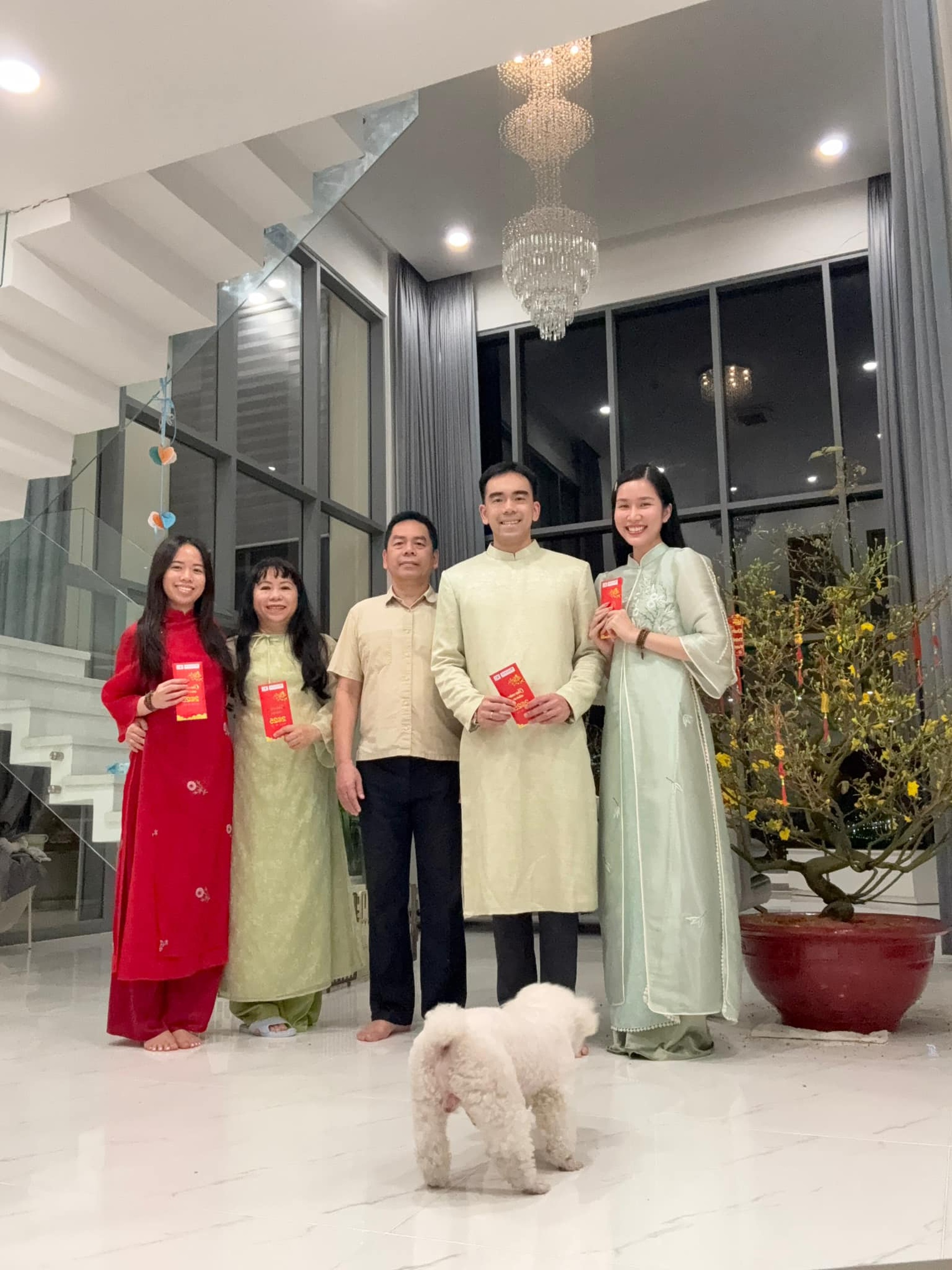 Á hậu giỏi tiếng Pháp học tiến sĩ ở tuổi 27, viên mãn bên chồng tri thức - 15