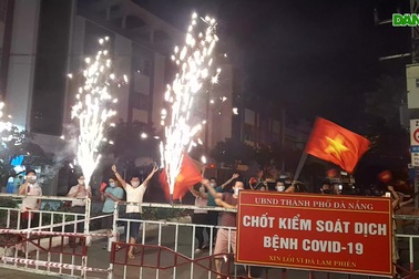 Người dân quanh bar New Phương Đông vẫy cờ mừng hết phong tỏa