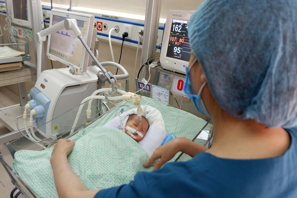 Bé sơ sinh bị bỏ rơi nhiễm khuẩn kháng thuốc nặng, 2 phổi đông đặc - 3 Bé sơ sinh bị bỏ rơi nhiễm khuẩn kháng thuốc nặng, 2 phổi đông đặc - 3