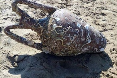 Tưởng là “đầu người”, du khách vô tình tìm được bình cổ quý hiếm