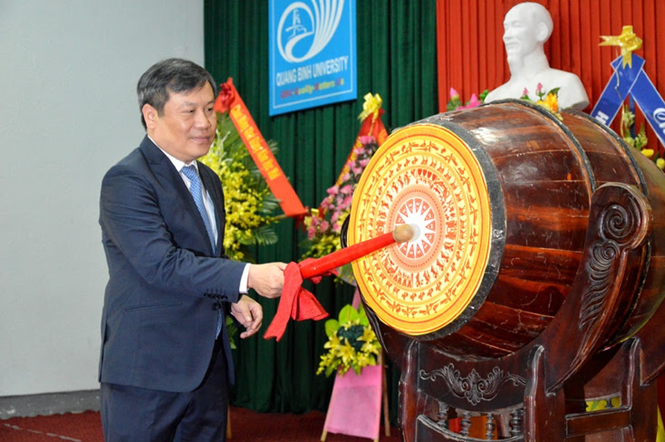 Trường Đại học Quảng Bình chào đón hơn 1.400 tân sinh viên ở các hệ đào tạo - 1 Trường Đại học Quảng Bình chào đón hơn 1.400 tân sinh viên ở các hệ đào tạo - 1
