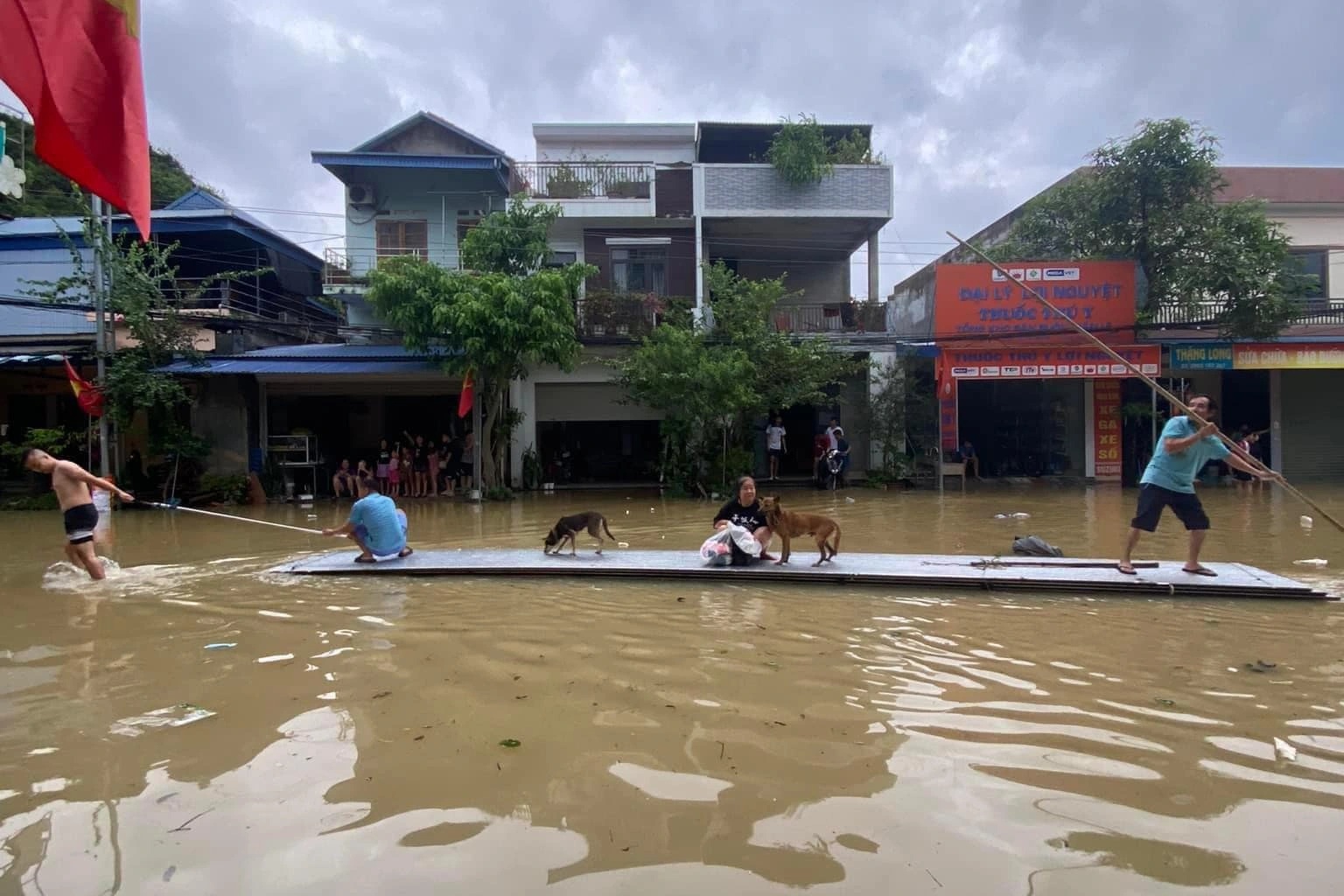 Hàng chục ô tô dập dềnh trong lũ ở thành phố Thái Nguyên - 2 Hàng chục ô tô dập dềnh trong lũ ở thành phố Thái Nguyên - 2