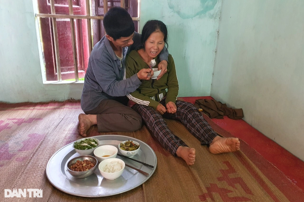 Nghẹn lòng bữa ăn của gia đình nghèo khó, bệnh tật ở ngoại thành Hà Nội - 6 Nghẹn lòng bữa ăn của gia đình nghèo khó, bệnh tật ở ngoại thành Hà Nội - 6