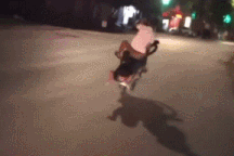 "Trổ tài" bốc đầu xe máy, hai thanh niên lĩnh bài học thích đáng