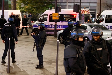 Bắt cóc con tin giữa thủ đô Paris