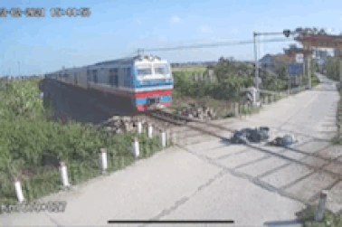 Khoảnh khắc người đàn ông thoát chết gang tấc trước mũi tàu hỏa