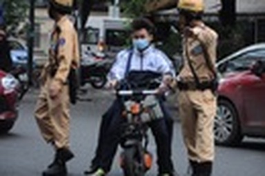 Phê bình hiệu trưởng nếu có nhiều học sinh không đội mũ bảo hiểm