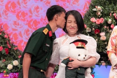 Chàng trung úy chưa một lần nắm tay con gái, vừa hẹn hò vừa... ra điều lệnh