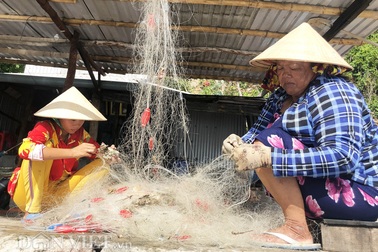 Kiên Giang: Lạ lùng nghề "gỡ rối" ở quần đảo Nam Du, già trẻ đều làm được