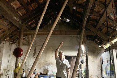 Những người dân cả thập kỷ "mắc kẹt" trong chính nhà mình!