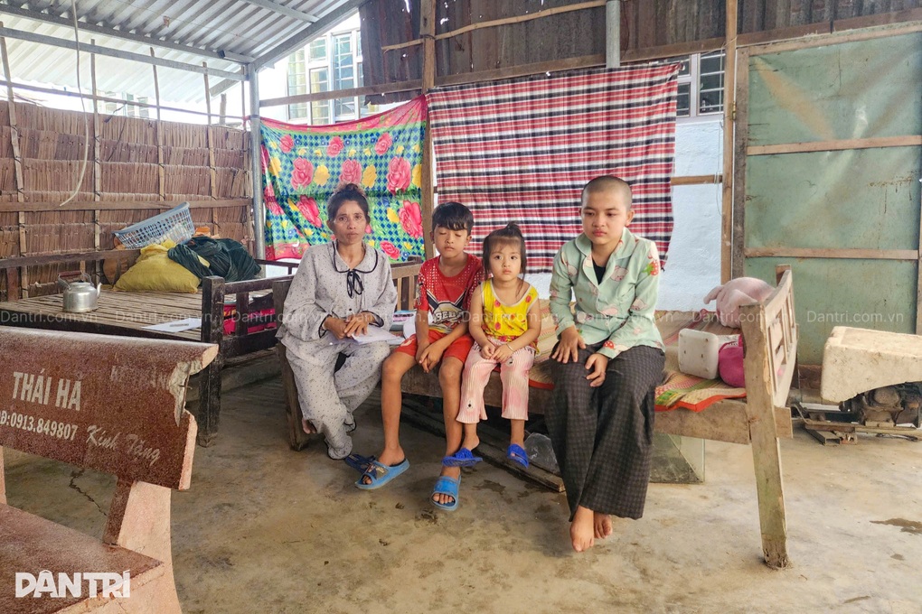 Người mẹ nghèo bán nhà, nén đau bệnh để cứu con gái ung thư - 1 Người mẹ nghèo bán nhà, nén đau bệnh để cứu con gái ung thư - 1