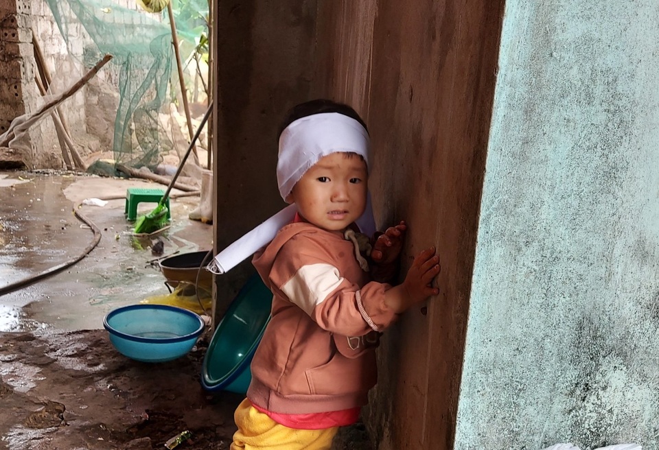 Thương hai đứa trẻ đến nao lòng trong vụ tai nạn mất đi người cha - 4 Thương hai đứa trẻ đến nao lòng trong vụ tai nạn mất đi người cha - 4