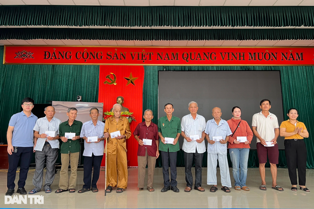 Báo Dân trí tặng quà tri ân gia đình chính sách tại các tỉnh Bắc miền Trung - 7 Báo Dân trí tặng quà tri ân gia đình chính sách tại các tỉnh Bắc miền Trung - 7