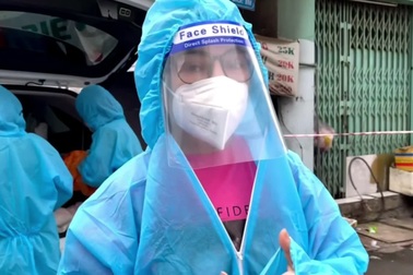 Phi Nhung bỏ vé về Mỹ để ở lại Việt Nam trước khi nhập viện